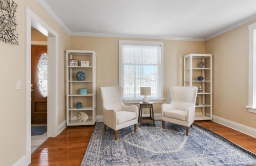 Lake Geneva Casa | HUGE Sleep 18 walk to lake/downtown pets OK