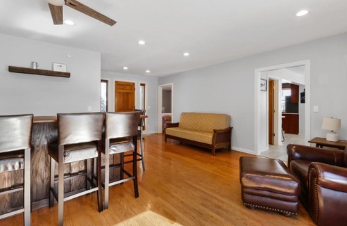 Lake Geneva Casa | HUGE Sleep 18 walk to lake/downtown pets OK