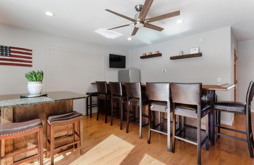 Lake Geneva Casa | HUGE Sleep 18 walk to lake/downtown pets OK