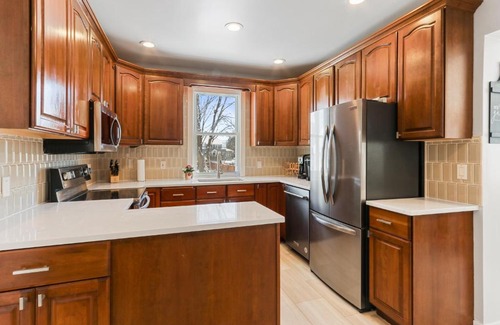 Lake Geneva Casa | HUGE Sleep 18 walk to lake/downtown pets OK