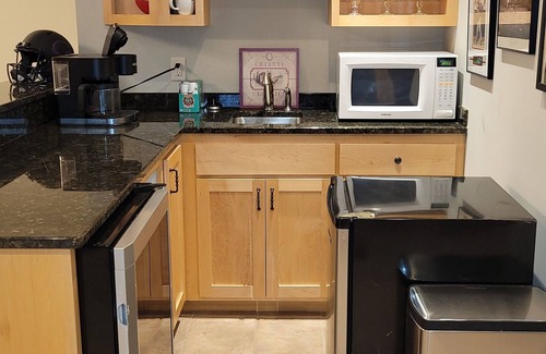 Shorewood Casa | HUGE space with room to spread out! Close to Excelsior and Lake Minnetonka.