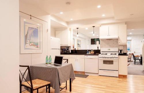 Glover Park Apartamento | Huge Studio w Full Kitchen W D Parking