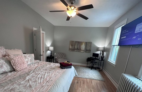 Perry North Casa | HUGE updated 4 BR - 2.5 bath w/ free parking
