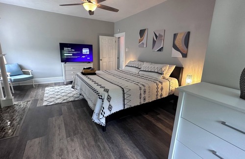 Perry North Casa | HUGE updated 4 BR - 2.5 bath w/ free parking