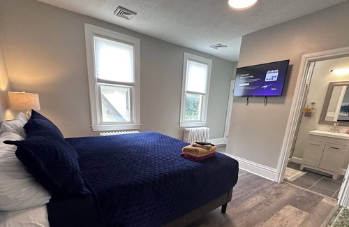 Perry North Casa | HUGE updated 4 BR - 2.5 bath w/ free parking
