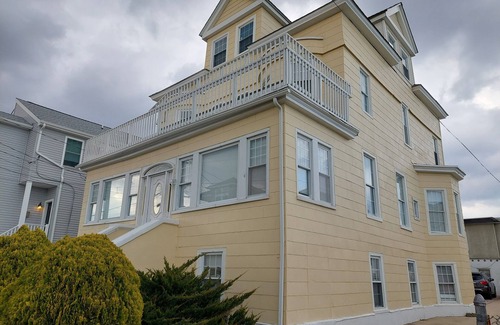 Ventnor City Casa | Huge Victorian 1 block from Bay and 3 blocks from Ventnor Beach