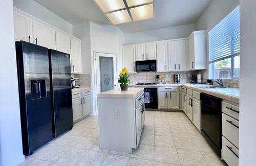 West Sacramento Casa | Huge w/ Pool & BBQ, Family & Pet friendly, Garage