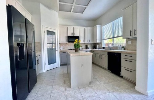 West Sacramento Casa | Huge w/ Pool & BBQ, Family & Pet friendly, Garage