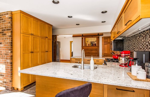 Waterbury Center Casa | Huge Waterbury Home near Stowe Mountain / views & sauna