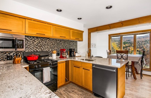 Waterbury Center Casa | Huge Waterbury Home near Stowe Mountain / views & sauna