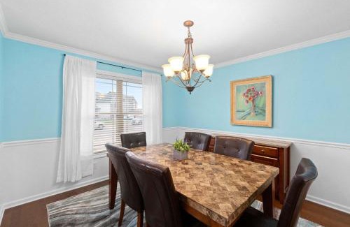 Clarksville Casa | Huge Yard&Deck Mins to Airport - Beds on Brewster