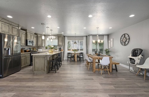Sunset Heights Casa | Huge Yard. Hot Tub. Playground. Trampoline.