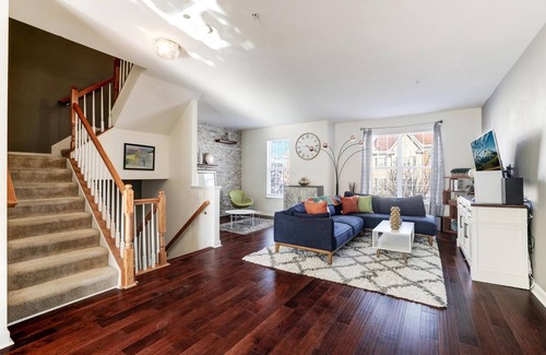 Capitol View Casa | Huge Yet Cozy Townhouse/Pet Friendly/Sleeps 10/Free Parking!10min Walk To Metro!