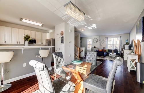 Capitol View Casa | Huge Yet Cozy Townhouse/Pet Friendly/Sleeps 10/Free Parking!10min Walk To Metro!