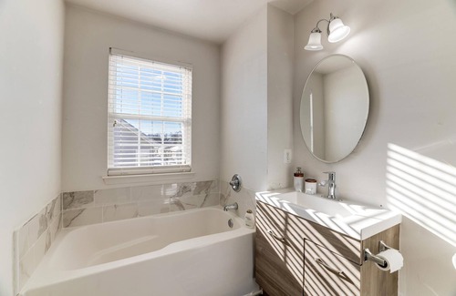 Capitol View Casa | Huge Yet Cozy Townhouse/Pet Friendly/Sleeps 10/Free Parking!10min Walk To Metro!