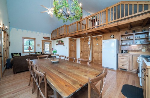 Ore City Cabaña | Huguenot Lakeside Cottage, 2-bedroom Plus Loft on Lake O' the Pines