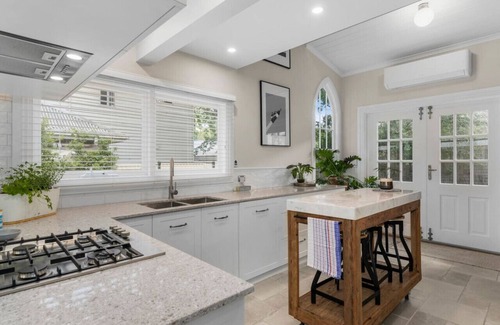 Black Hill Apartamento | Period Charm Meets Stylish Living – Walk to CBD