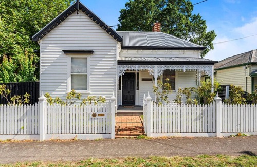 Black Hill Apartamento | Period Charm Meets Stylish Living – Walk to CBD
