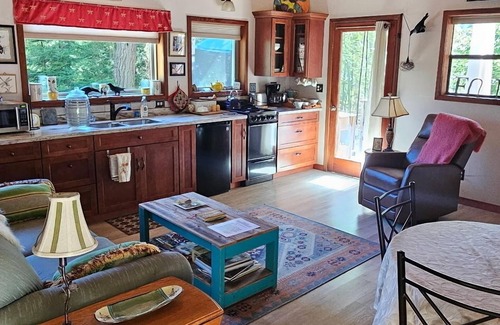 Arcata Cabaña | Humboldt Romantic Rural Hideaway