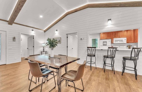 Bryant Cabina | Hummingbird Cabin with a private hot tub!