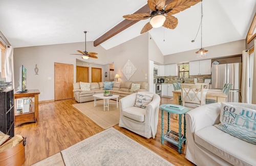 Moneta Cabaña | Hummingbird Cottage- charming cottage in quiet cove close to Bridgewater!