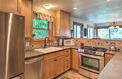 Bigfork Cabina | 'Hummingbird' Getaway in Swan Lake Cabins!