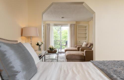 Historic Old Town Cama Y Desayuno | Hummingbird Haven Bed & Breakfast Luxury Suite With Terrace & Seasonal Lake Views Located in Historic Old Town Niagara-On-The-Lake