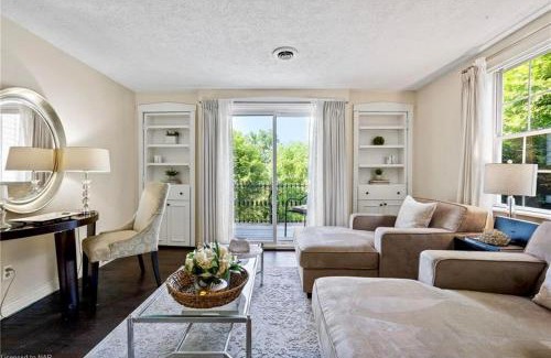 Historic Old Town Cama Y Desayuno | Hummingbird Haven Bed & Breakfast Luxury Suite With Terrace & Seasonal Lake Views Located in Historic Old Town Niagara-On-The-Lake