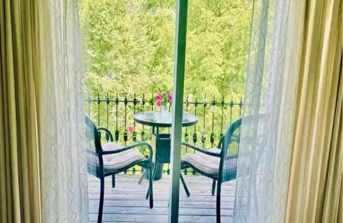 Historic Old Town Cama Y Desayuno | Hummingbird Haven Bed & Breakfast Luxury Suite With Terrace & Seasonal Lake Views Located in Historic Old Town Niagara-On-The-Lake