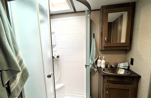 Bay Lake Casa | Hummingbird Haven RV with Queen, Bunk & 1 1/2 Baths- Delivered & Setup for You!