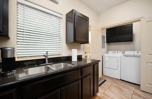 Pharr Apartamento | Hummingbird Haven 7 w King bed free parking Patio