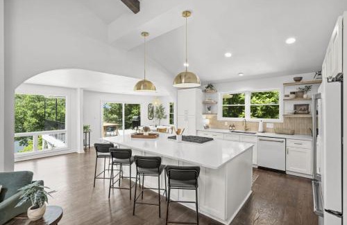 Barium Springs Casa | Hummingbird Home by AvantStay Boat House Dock