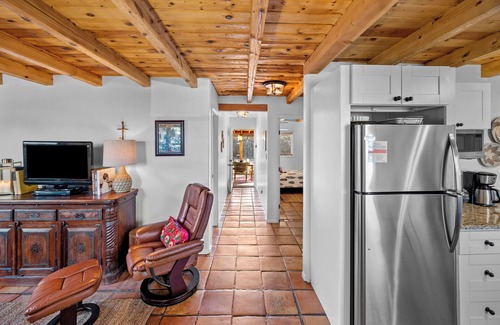 Southside Casa | Hummingbird House, 3BD/2BA Charmer, Firepit, Patio