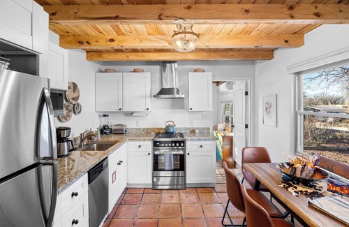 Southside Casa | Hummingbird House, 3BD/2BA Charmer, Firepit, Patio
