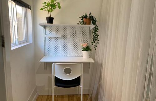 Sunrise Manor Casa | Hummingbird's Retreat-One bedroom-private bath-private entry door