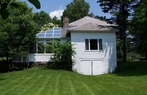 Wilmington Casa | Hundred year old farmhouse made comfortable for all seasons