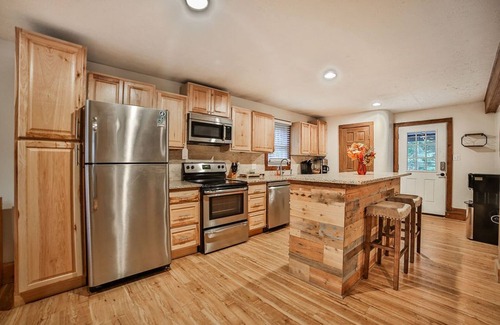 Great Valley Cabina | Hungry Hollow Hideaway - escape to this modern cabin on 15 acres