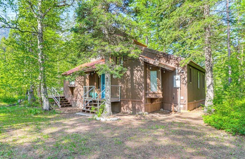 Whitefish Cabaña | Hungry Horse Cabin w/ Gas Grill, Near Glacier!