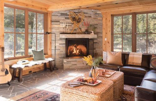 Truckee Villa | Hunter by AvantStay Riverfront Cabin w Prvt Cottage 5Mins from Palisades