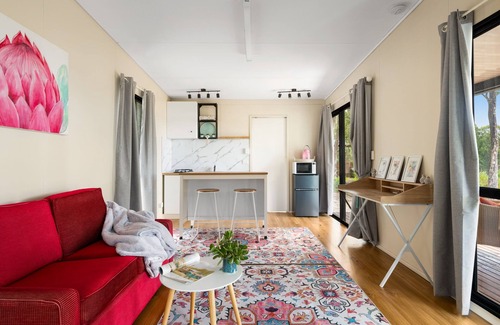 Quorrobolong Cabina | Hunter Hideaway Farm cozy cabin for two with hot tub outside the door.