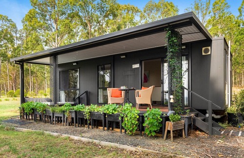 Quorrobolong Cabina | Hunter Hideaway Farm cozy cabin for two with hot tub outside the door.