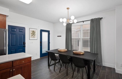 The Gate Casa | Modern Escape / Sleeps 12 / Near St. Louis Must-Sees