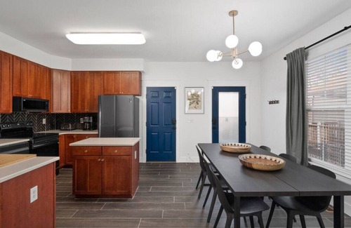 The Gate Casa | Modern Escape / Sleeps 12 / Near St. Louis Must-Sees