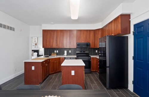 The Gate Casa | Modern Escape / Sleeps 12 / Near St. Louis Must-Sees