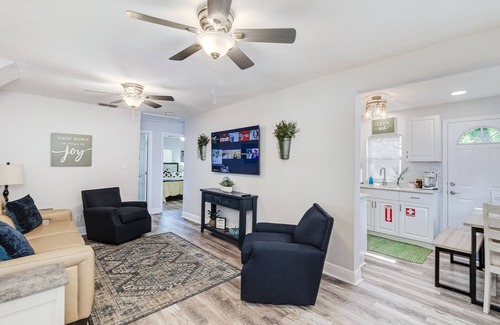Lakeland Cabaña | Hunter Lake Cottage w/ Parking, AC & W/D ~ Dogs are Welcome