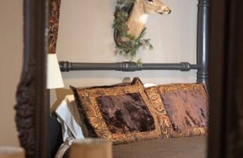 South Fork Cama Y Desayuno | Hunter's Hideaway GUESTROOM at Arbor House Inn Bed & Breakfast on the River