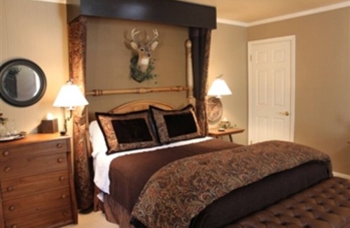 South Fork Cama Y Desayuno | Hunter's Hideaway GUESTROOM at Arbor House Inn Bed & Breakfast on the River