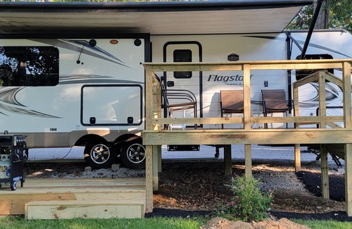 Battletown Casa | Hunting/Fishing and Boating on Little Blue River.
