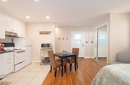 Huntington Beach Apartamento | Huntington Beach Studio Blocks To The Beach And Downtown Studio Bedroom Apts by RedAwning