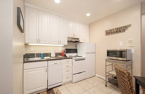 Huntington Beach Apartamento | Huntington Beach Studio Blocks To The Beach And Downtown Studio Bedroom Apts by RedAwning